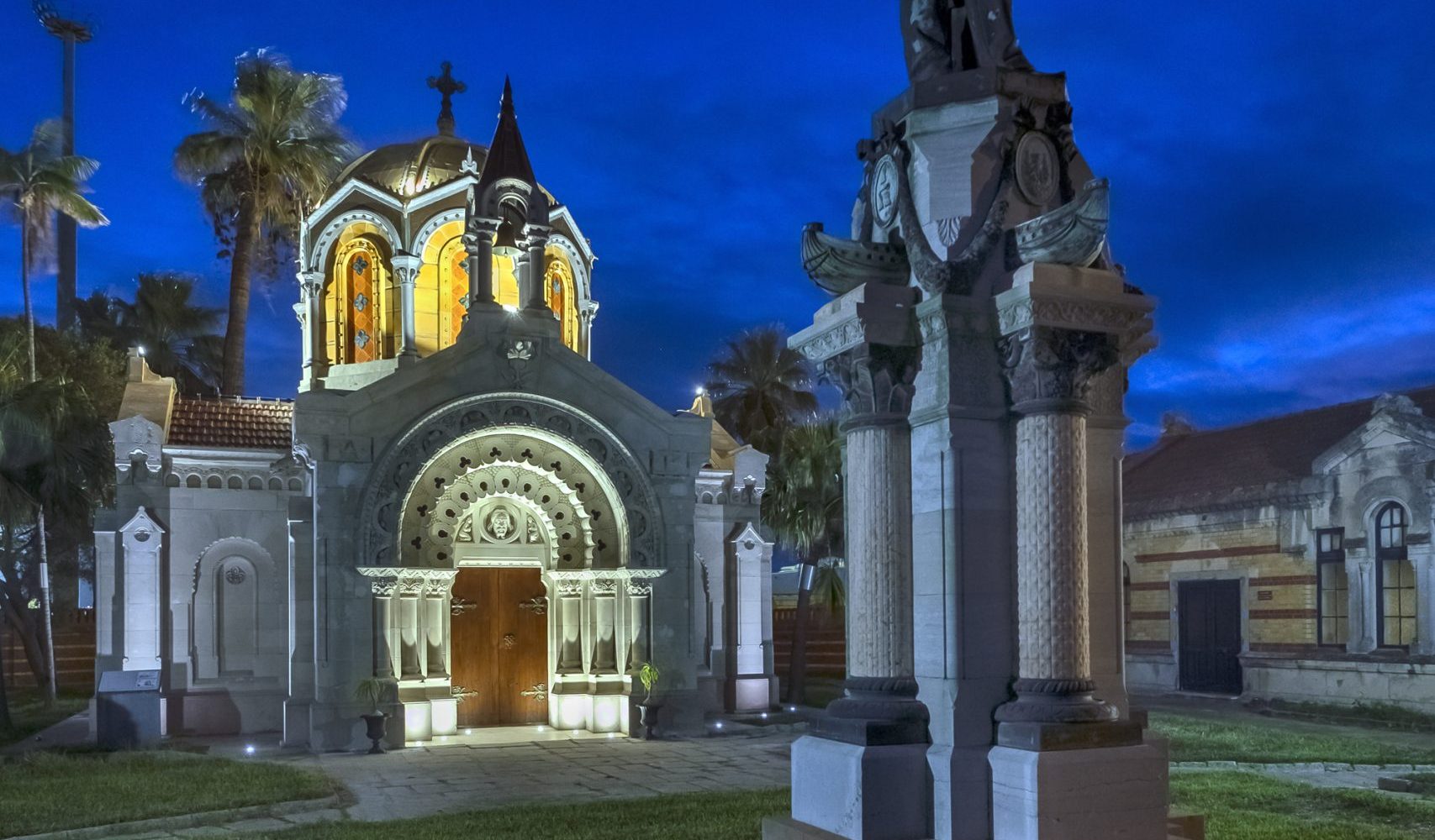 Capilla y estatua Antonio López